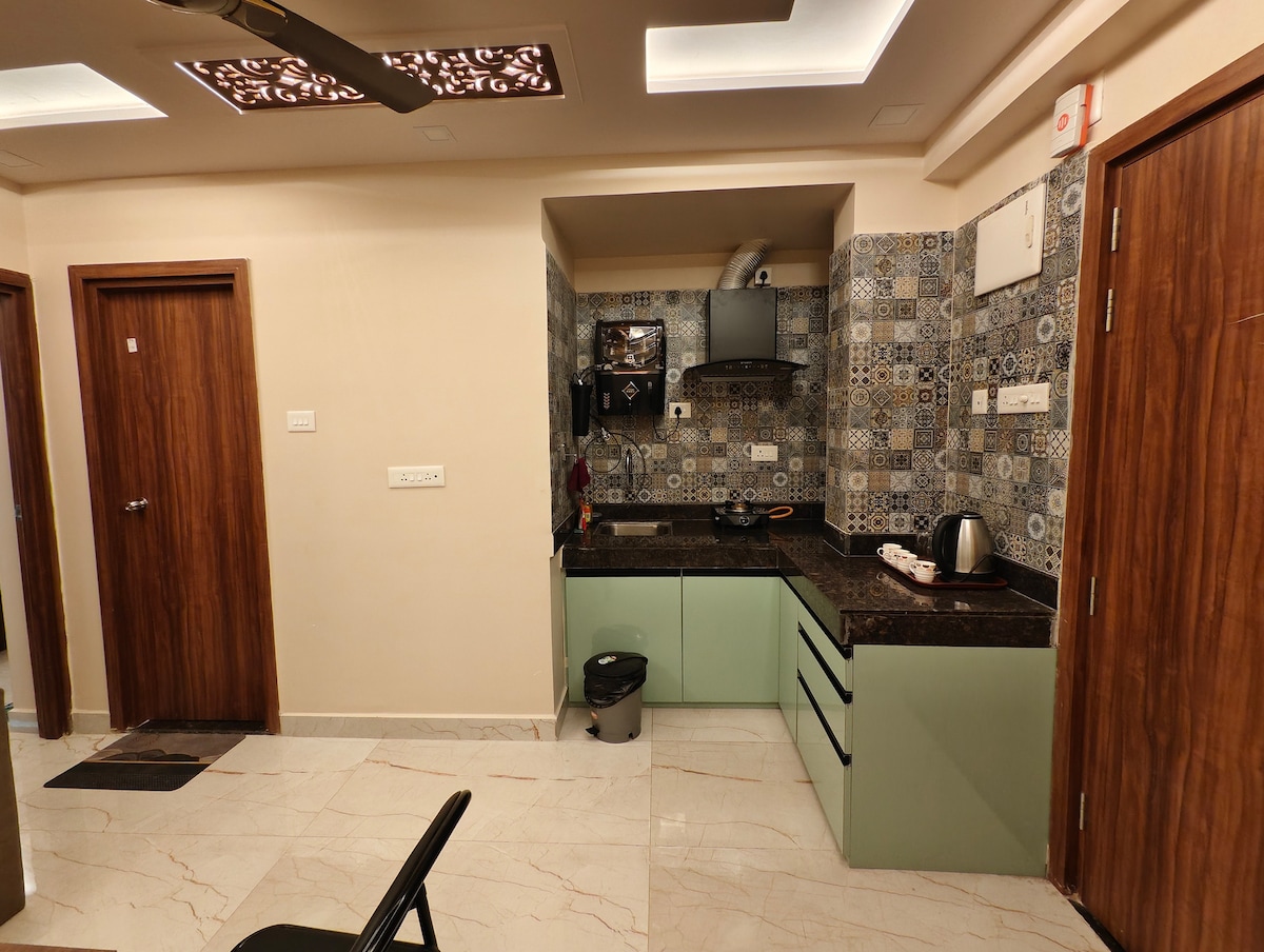Kitchen with tiled backsplash at The Riansh Homestay
